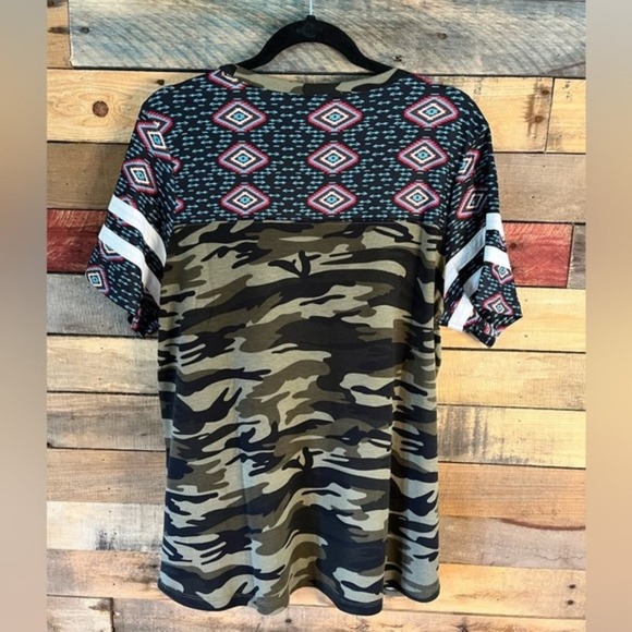 Sunshine & Rodeos Camo And Aztec Print Top Size Large - Picture 2 of 11